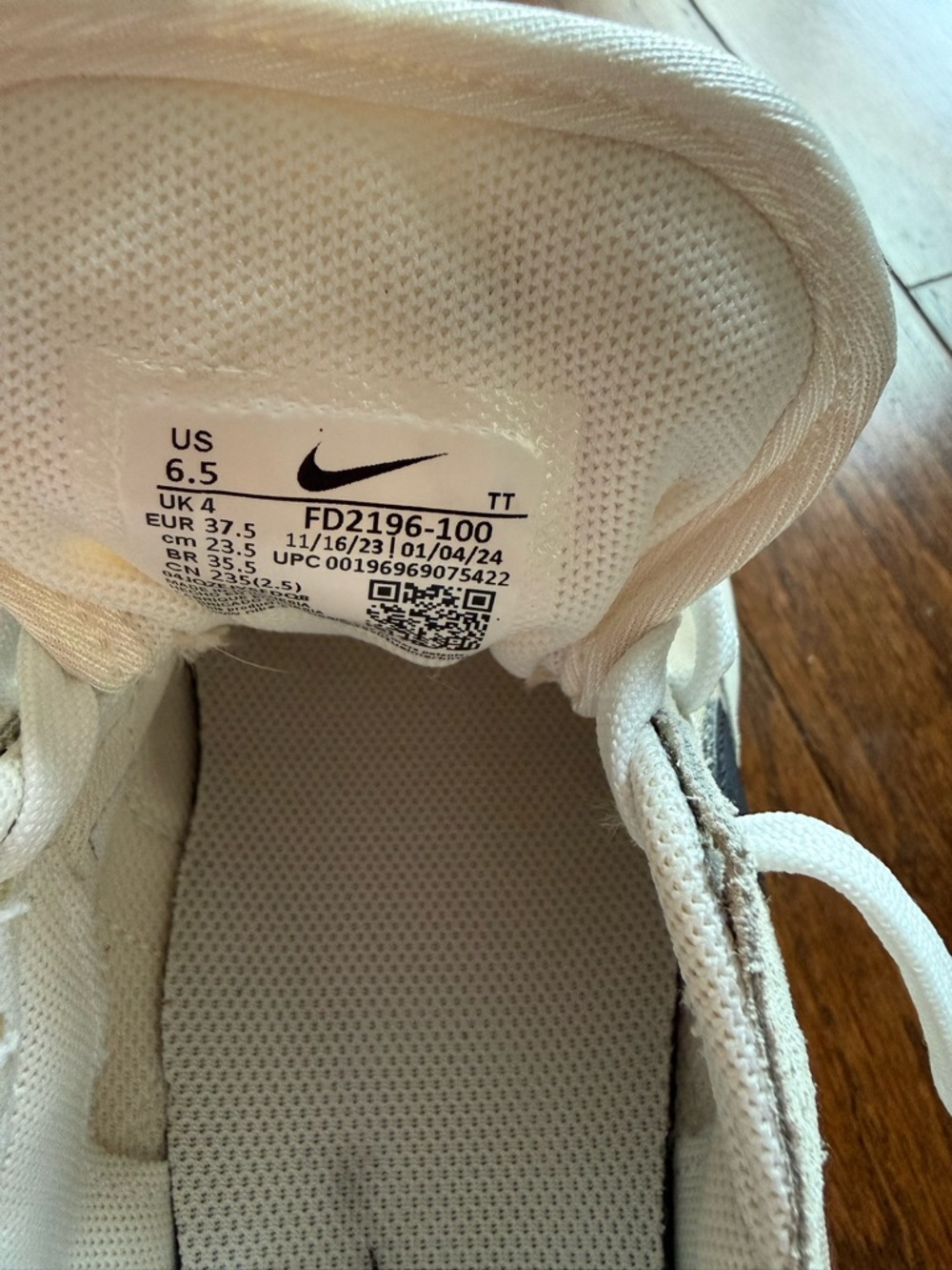 Nike women’s Phoenix waffle sneakers size 6.5 in white, and black - Picture 9 of 12